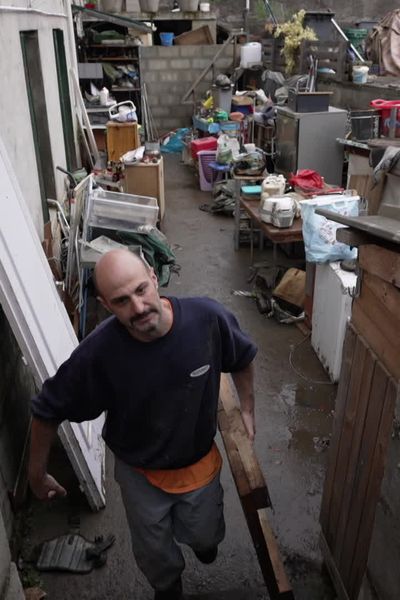 Après les pluies diluviennes du 17 octobre, Sébastien habitant de Rive-de-Gier dans la Loire, vide peu à peu sa maison qui a été envahi par les eaux du Gier pleines de boues.