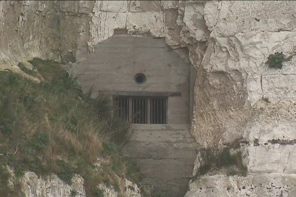 Quasi invisible à l'oeil nu, nichée dans la falaise, la forteresse du Kahlburg dispose de 3 postes d'observation orientés vers la mer