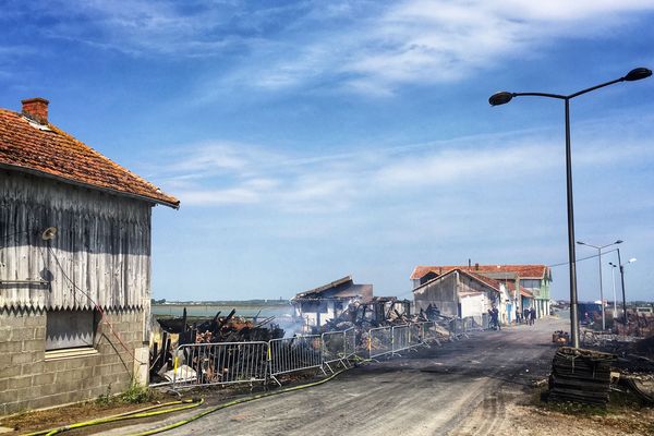 Cabanes ostréicoles parties en fumée à La Tremblade (Charente-Maritime)