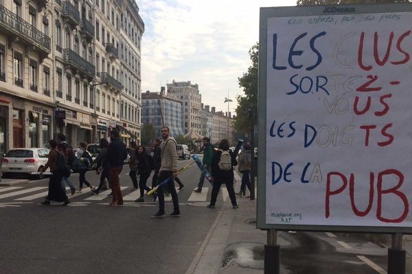 "Des arbres, à la place de la publicité": c'est l'un des messages du collectif "Plein la vue" à Lyon.