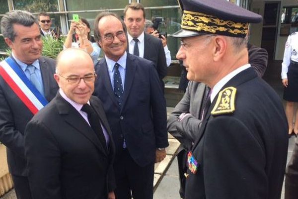 Bernard Cazeneuve à son arrivée au commissariat d'Agde