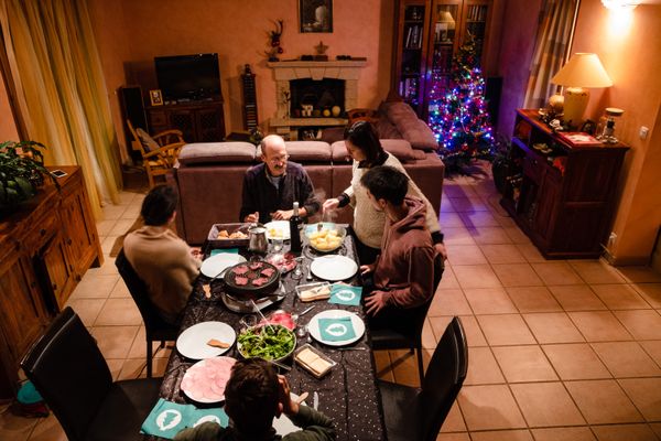 Ne pas en faire trop, ne pas être dans le déni non plus. Réussir la fête de Noël avec une personne malade est avant tout une question de mesure et d'écoute.