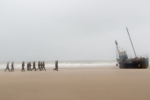 Des soldats britanniques à la recherche d'une embarcation pour fuir les bombes allemandes dans "Dunkerque"