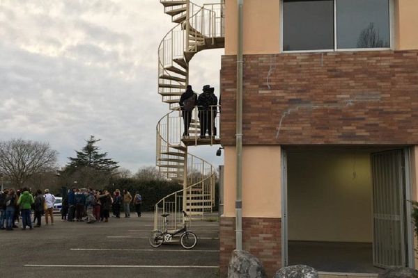 Le bâtiment du Mirail, investi par d'anciens occupants du squat de l'avenue de Muret, ayant refusé la solution provisoire du hall 8 du Parc des Expositions. 