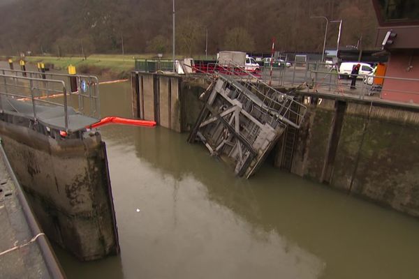 Accident spectaculaire à une écluse en Allemagne, le trafic sur la Moselle paralysé pour des mois