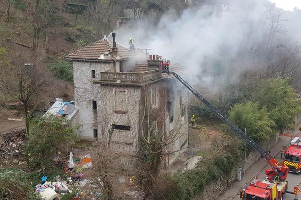 Un incendie s'est déclaré ce lundi dans un squat situé route de Lyon à Grenoble - 2 janvier 2023