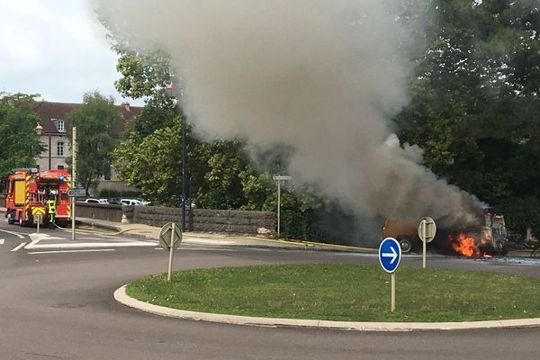 Besançon : un van détruit par les flammes