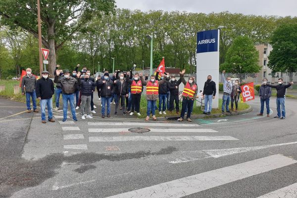 Piquet de grève ce matin devant l'un des deux sites toulousains d'Airbus Defence and Space