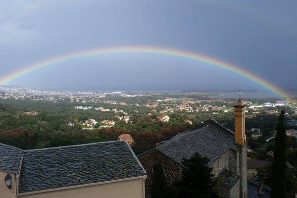 Un arc-en-ciel surplombe Biguglia, Haute-Corse, le 5 mars 2016