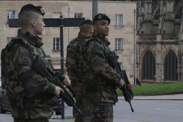 Des militaires ce mardi matin devant la synagogue à Caen