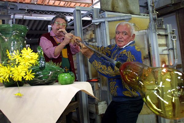 Un maître souffleur dans son atelier à Biot en 2002