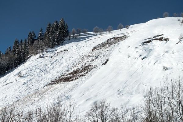 La face Est de la pointe d'Uble, dans le massif du Chablais.