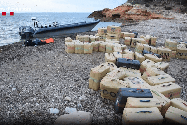 Les policiers catalans ont filmé la marchandise sur la plage.