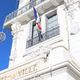 En fin de matinée les drapeaux tricolores ont été mis en berne, en ce jour de deuil national.