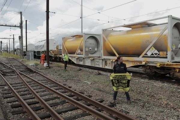 Greenpeace en action sur un convoi