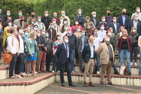 Photo de classe masquée pour la rentrée des professeurs au lycée Felix Faure de Beauvais