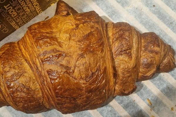 Un gros croissant d'un kilo. Il est confectionné à Fismes, dans l'agglomération de Reims.