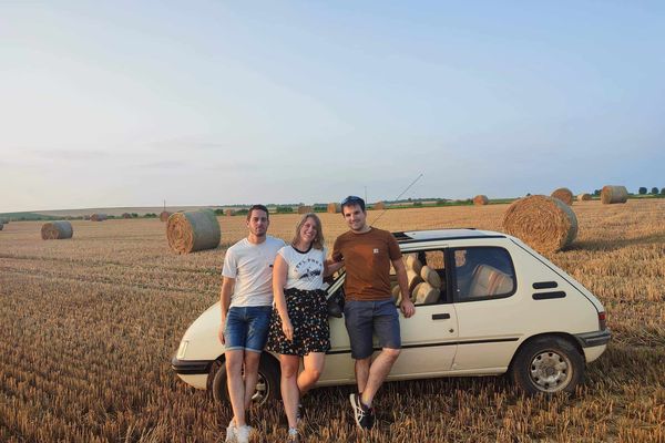 Quentin Dupuis, Marie et Marien Gosset sont prêts à parcourir l'Europe avec leur Peugeot 205