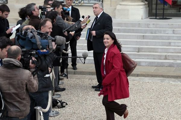 Frédéric Cuvillier ( et Cécile Duflot) s'entretiennent avec les journalistes à la sortie du conseil des ministres, Paris-3 octobre 2012