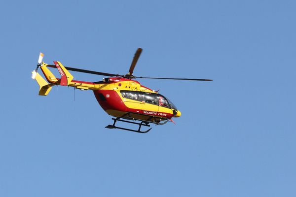 Un hélicoptère Dragon a été dépêché sur les lieux pour transporter l'une des victimes à l'hôpital