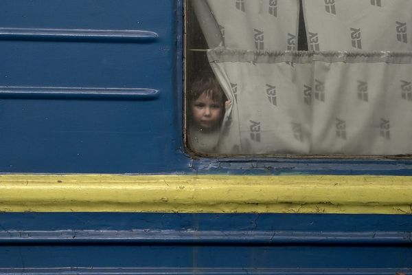 Comme cet enfant, de nombreux Ukrainiens quittent leur pays en train, en voiture ou même à pied pour fuir les combats et les bombardements