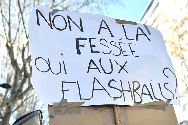 Une enquête de l'IGPN a été ouverte, mais sans poser la question de l'usage des flashball - Photo d'illustration