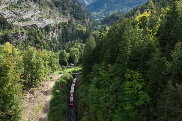 Trait d'union entre la France et la Suisse, le train du Mont-Blanc express relie Saint-Gervais-les-Bains à Martigny.