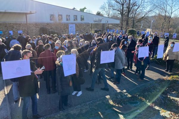 Près de 200 manifestants à Saint-Just-le-Martel contre la décision d'Emmanuel Macron d'installer une Maison du dessin de presse à Paris