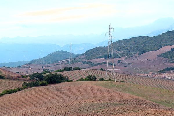 Maury (Pyrénées-Orientales) - la ligne haute tension actuelle que RTE veut remplacer par une deux fois plus puissante - mars 2023.