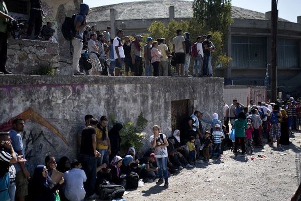 ILLUSTRATION - Des réfugiés attendent d'être enregistrés au port de Lesbos, en Grèce. 