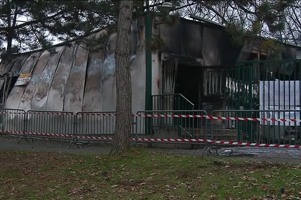 Le bâtiment principal du centre socioculturel de la Petite Sensive ravagé par les flammes, le 1er janvier 2019