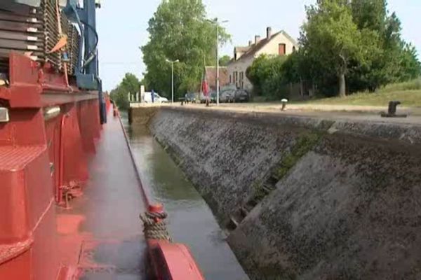 Grève et crues, le port fluvial de Gron subit la double peine