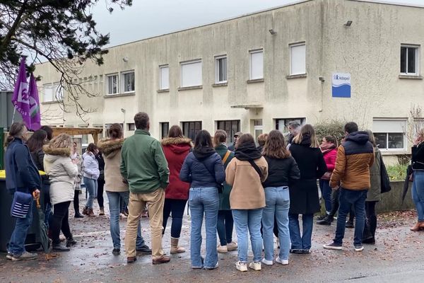 Les salariés de L'IME de Vallet en grève soutenus par les familles.