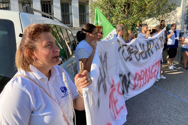 Les assistants de régulation médicale en grève, le 7 septembre 2023 devant le bâtiment du Samu au CHU Grenoble-Alpes.