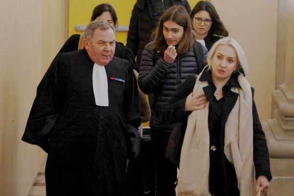 Yuriy (au centre) et sa mère Nataliya (à droite) accompagnés de leur avocat, Francis Szpiner, photographiés le 4 décembre à Paris.