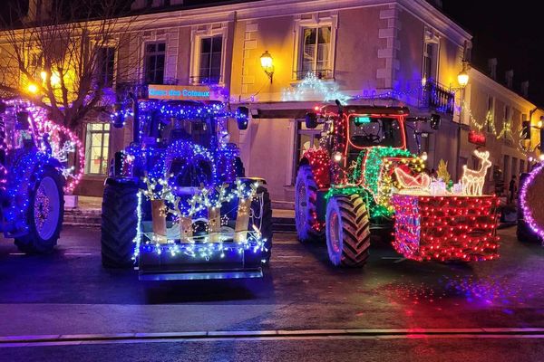 Pour Noël, les tracteurs et autres engins agriculteurs se parnet de leurs plus belles guirlandes lumineuses pour défiler dans la commune de Rilly-sur-Vienne.