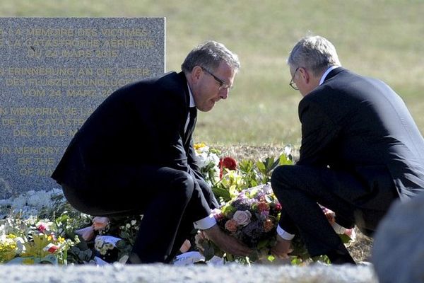 Carsten Spohr, PDG de Lufhtansa s'est recueilli devant une stèle en hommage aux victimes aux côtés du PDG de Germanwings Thomas Winkelmann, dans la commune du Vernet (Alpes-de-Haute-Provence)