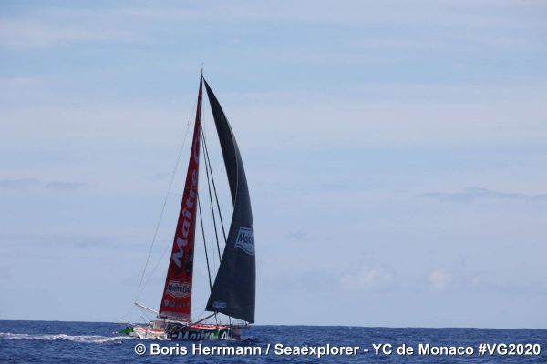 Yannick Bestaven sur Maître Coq IV toujours en tête du Vendée Globe