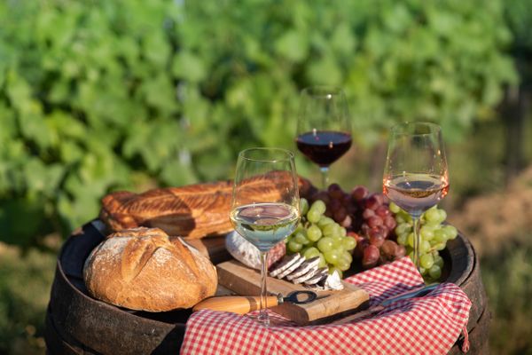 Rouge, blanc ou rosé réunis autour d'un pâté lorrain, les "Vins de Lorraine" jouent la carte du terroir local