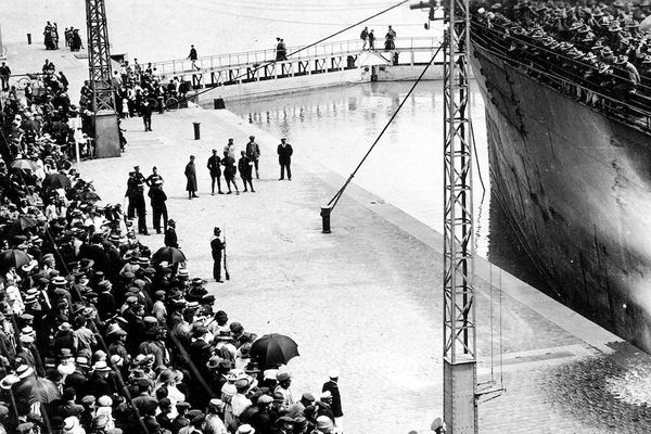 La foule accueille les Américains à Saint-Nazaire