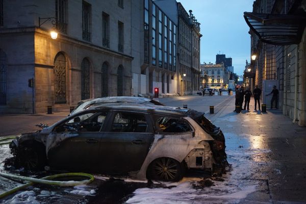 Plusieurs voitures ont pris feu vers 20 heures à quelques mètres de la place Stanislas, rue Sainte-Catherine à Nancy, le 30 avril 2024.