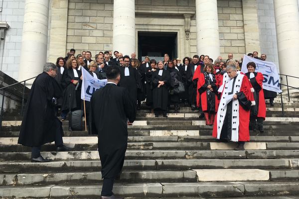 Une centaine d'avocats, magistrats palois manifestaient ce 22 novembre devant le Tribunal de Grande instance de Pau.