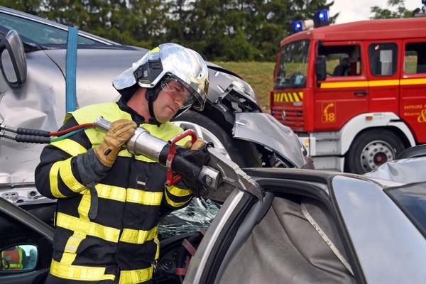 Les sapeurs-pompiers ont eu recours à une manoeuvre de désincarcération de l'automobiliste qui était coincé dans son véhicule après sa sortie de route.