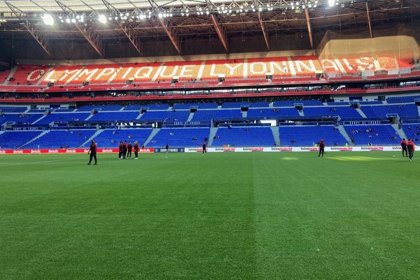 L'un des entraîneurs adjoints du club de Valenciennes a été plaqué au sol et frappé par un agent de sécurité du stade de Lyon lors de la demi-finale OL-VAFC.