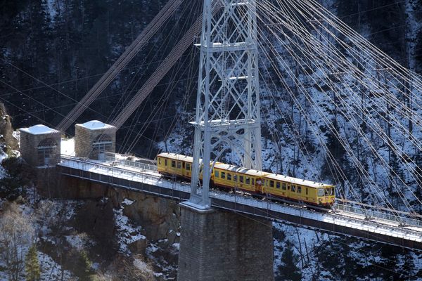 Le petit train jaune sillone les lhauteurs des Pyrénées-Orientales.