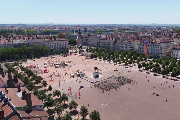 Place Bellecour à Lyon, une nouvelle agression homophobe a eu lieu mardi 1er septembre, suivie quelques instants plus tard de l'arrestation de deux suspects repérés grâce à une description très précise.