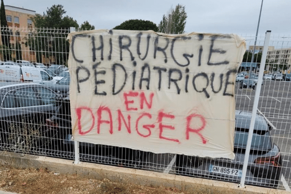 Les personnels soignants du service de chirurgie pédiatrique du CHU de Montpellier de Lapeyronie ont déposé un préavis de grève illimité à partir du 2 juillet. Ils dénoncent le projet de la direction de fermetures de lits entraînant des fermetures de postes