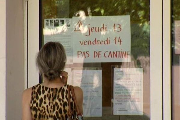 Cette affiche risque d'être apposée quelques jours encore dans les écoles clermontoises. Jeudi, les agents municipaux des cantines scolaires ont reconduit leur mouvement de grève pour la journée de vendredi. Il se pourrait même que le mouvement se poursuive jusqu'au 28 juin prochain. Les parents d'élèves prennent leur mal en patience et font appel au système D pour assurer la restauration de leurs enfants.