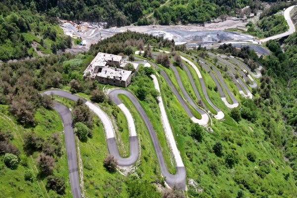 La route des 46 lacets rouvre à la circulation cet été afin de pallier l'absence du tunnel de Tende, toujours en travaux.