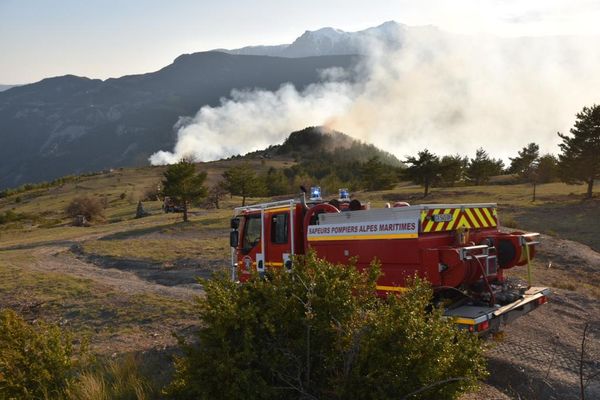 Le Département des Alpes-Maritimes, au travers de sa Direction de l’Environnement et de la Gestion des Risques (DEGR), et via son service FORCE 06, réalise un programme de brûlages dirigés en vue de diminuer le risque incendie et de préparer des alpages de qualité pour les éleveurs et leurs troupeaux. (Archives)